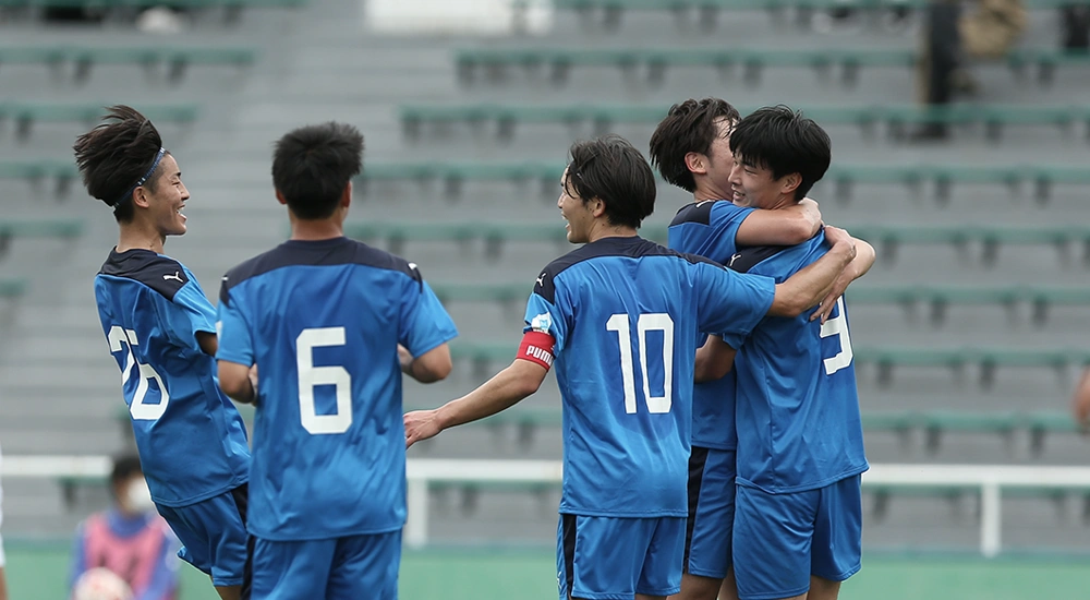 長倉のゴールを喜ぶ東京ユナイテッド。