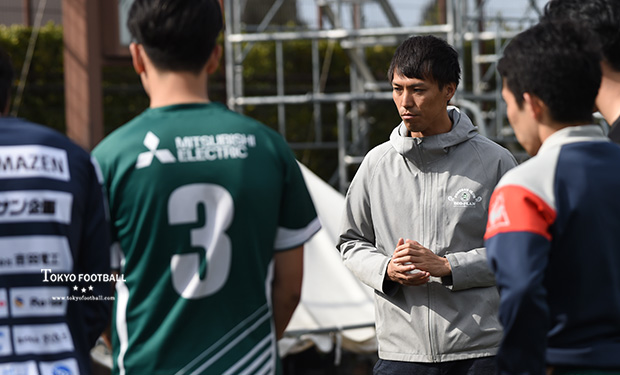 写真：試合後に選手に話をするエコ・プランの吉田監督。