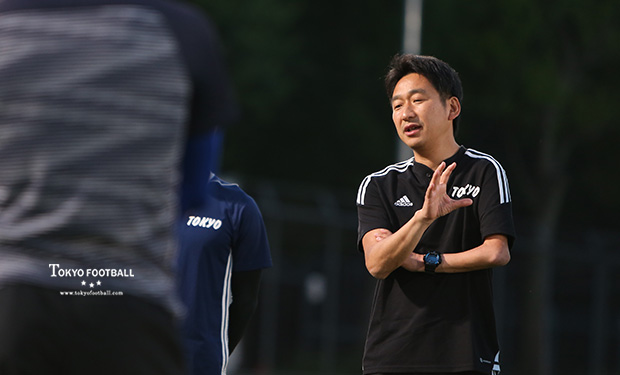 写真：選手たちに語りかける福田監督。