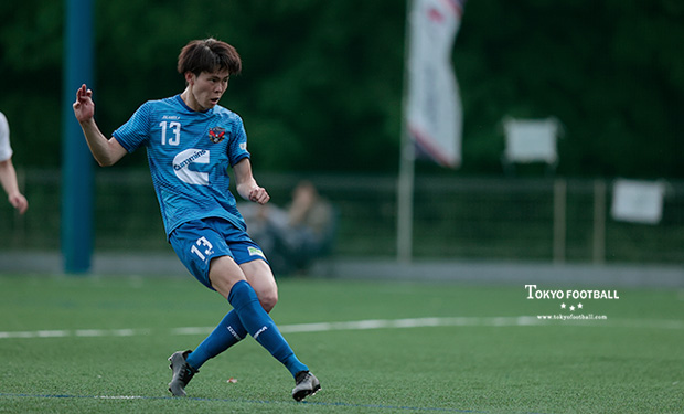 写真:後半にPKを決める八王子のFW河内。