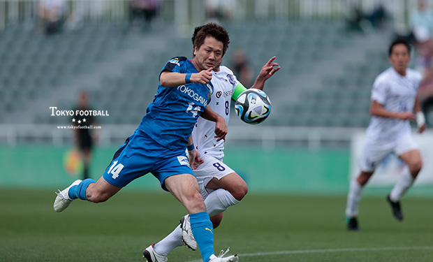 写真：前半にゴールを狙う武蔵野のFW澤野。