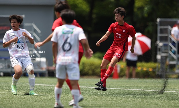 写真:33分に先制ゴールを決めるN.の宇宿。