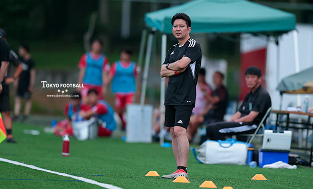 写真:試合の戦況を見守る石割監督。