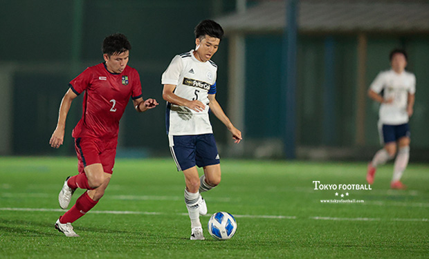 写真：ボールを持ち上がって攻める廣澤（右側）。