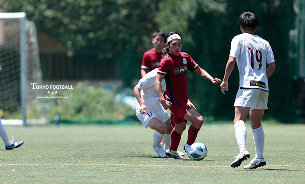 写真:前線でボールをキープする東蹴のFW政森。