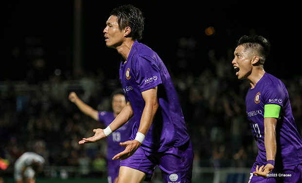 写真:終盤に決勝点を決めて駆け出す齊藤。