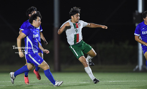 写真:前半にドリブルシュートを蹴り込む中島。