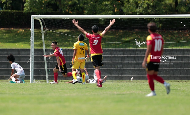 写真:終了間際に決勝ゴールを決めるBilobaの金森。