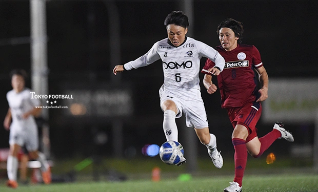 写真:DFの背後に駆け出しゴールに向かうEDOの瀬戸。