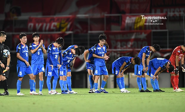 写真:試合に敗れて肩を落とす武蔵野のイレブン。
