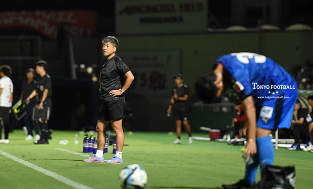 写真：試合を見守る武蔵野・石村監督。