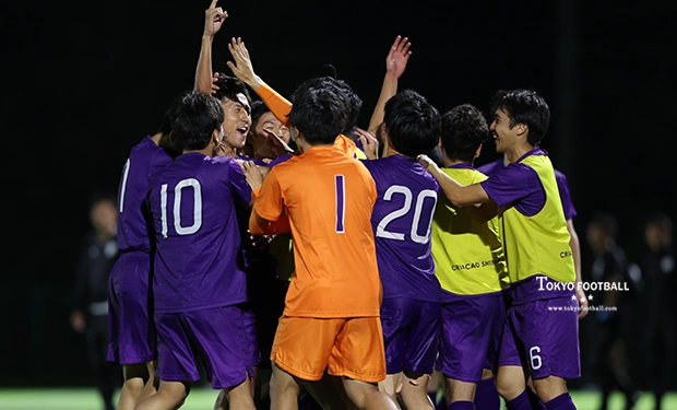 写真：右手を突き上げて笑顔を見せる小椋。