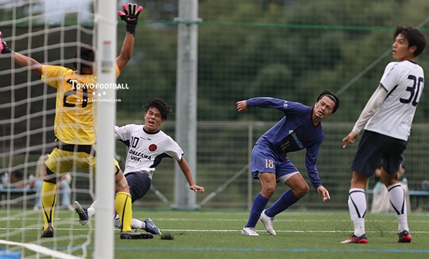 写真：ゴール前のシュートチャンスを逃すアローレのFW林。