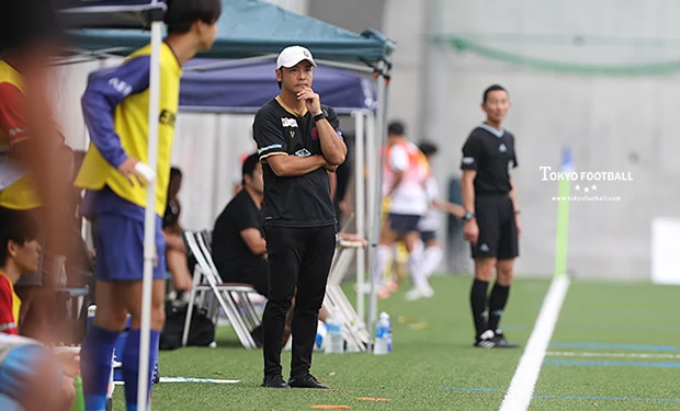 写真：試合を見守るアローレの山田監督。