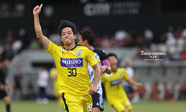 写真：ゴールを決めて駆け出す東京U・室崎。