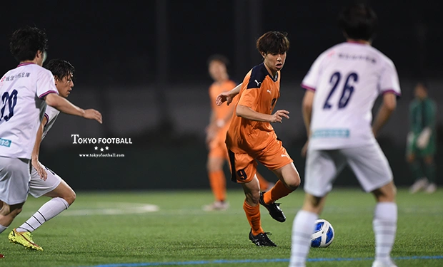 写真：相手陣地で前を向いて仕掛けるOLIVASの佐川