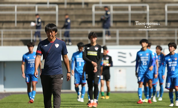 写真：4位で大会を終えたつくばの副島監督、選手たち。