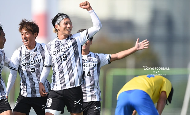 写真：ゴールを決めて笑顔を見せるSHIBUYAの政森。
