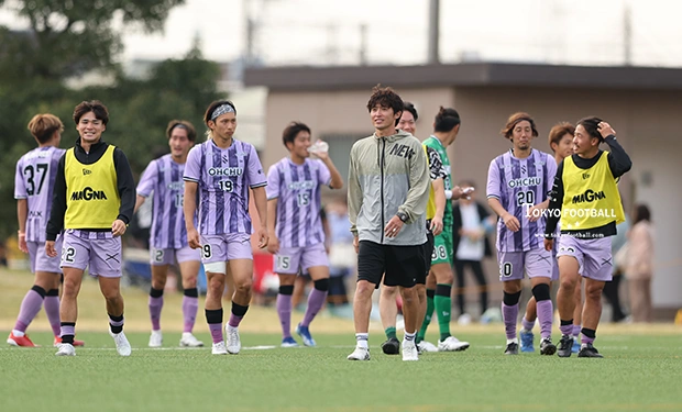 写真：準決勝進出を決めたSHIBUYAの増嶋監督と選手たち。