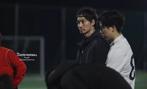 写真：ハーフタイムに選手たちと話をする青柳監督。
