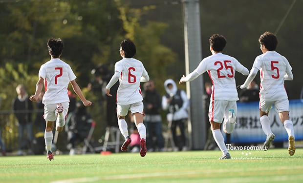 写真:後半に宮原(左端)のゴールを喜ぶN.の選手たち。