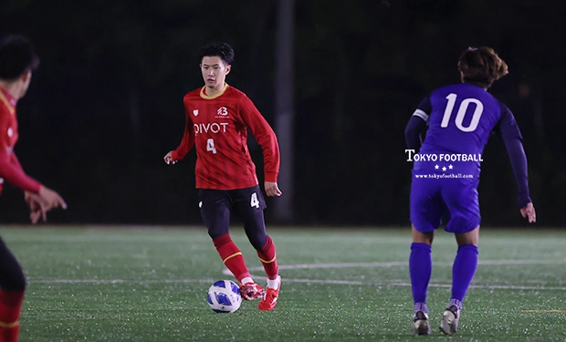 写真：中盤の底でゲームを組み立てるBANDELIEのMF岸。