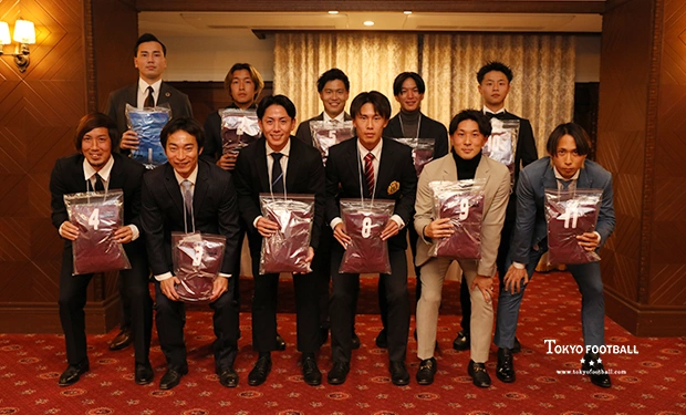 写真：交流戦のユニホームを受け取った今季のベスト11。