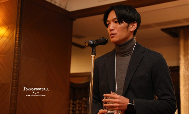 写真:アシスト王を受賞し、挨拶する東京海上の堀田。