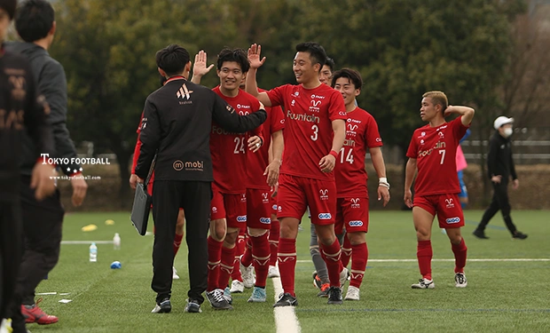 写真：決勝点を決めて祝福されるエリースの篠原（中央）。