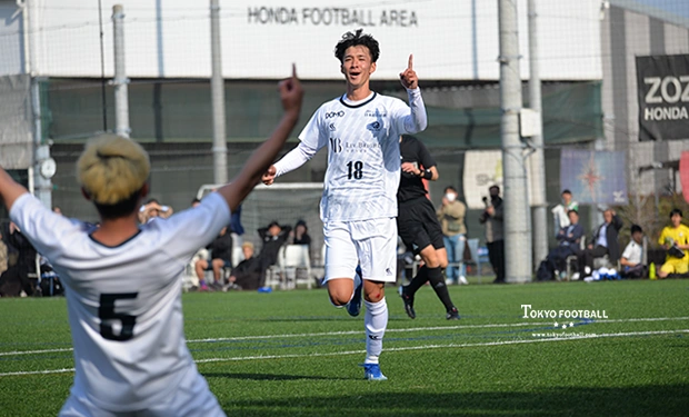 写真：後半、ゴールを決めて喜ぶEDOの松田と手前はアシストした鳥海。