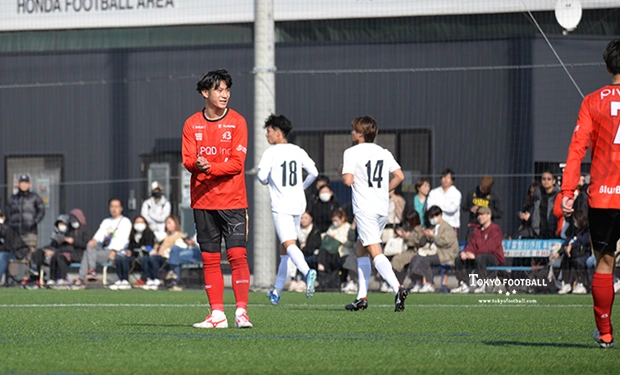 写真:失点が膨らんだ初戦。チームを鼓舞するMF岸。