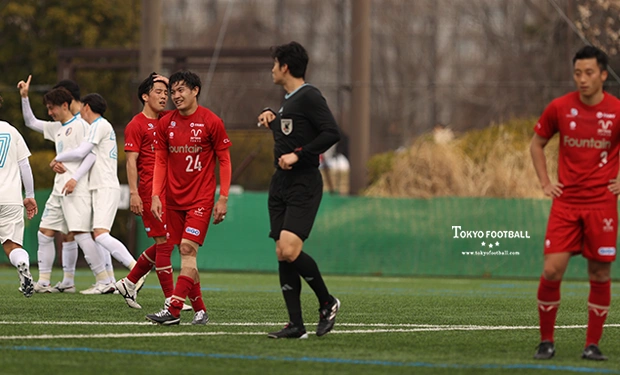 写真：失点を重ね呆然とするエリースの選手たち。