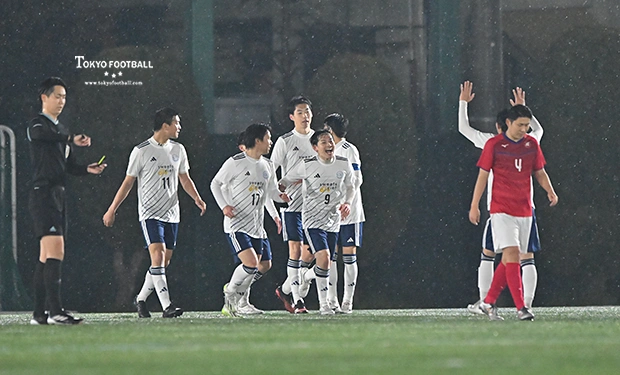 写真:前半に先制ゴールを決めて喜ぶ東蹴の宮原ら。