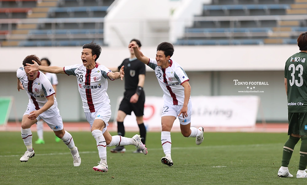 写真：後半に追加点を奪い、両手を広げて喜ぶ東京23の半田。