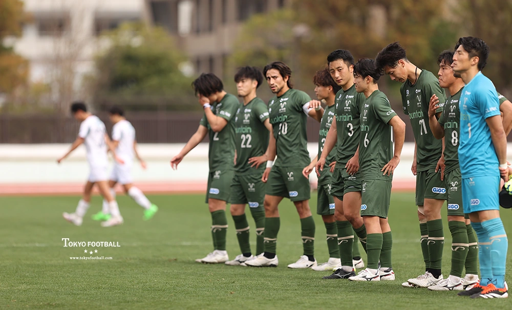 写真：エリア内で相手に囲まれるエリースのFW柿本。