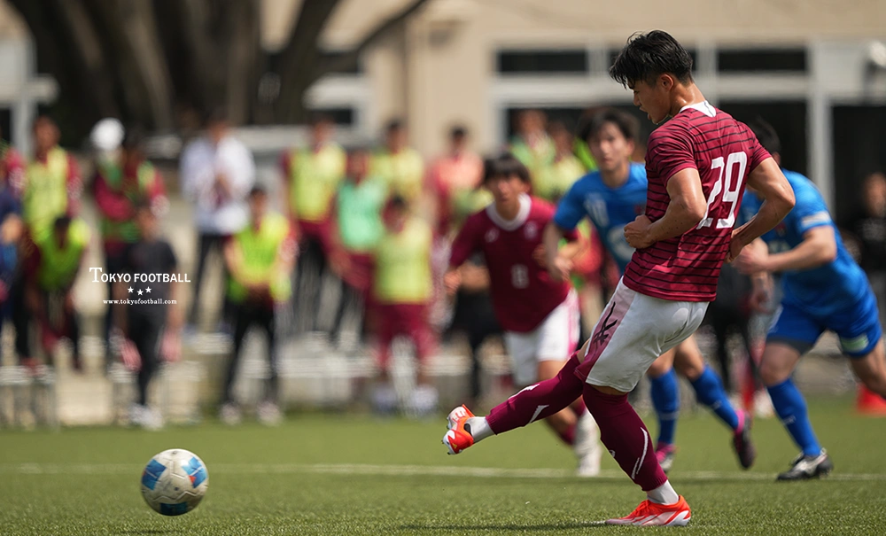 写真:後半にPKで5点目を奪う早大の伊藤。