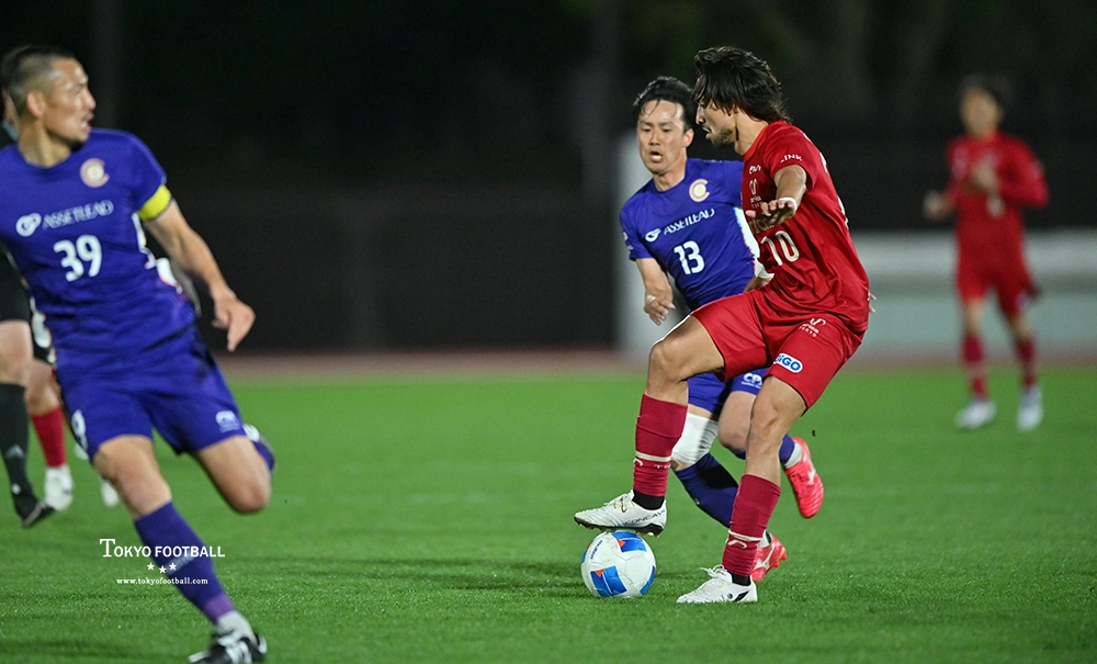 写真：前線でボールをキープしながらゲームを作る松岡。