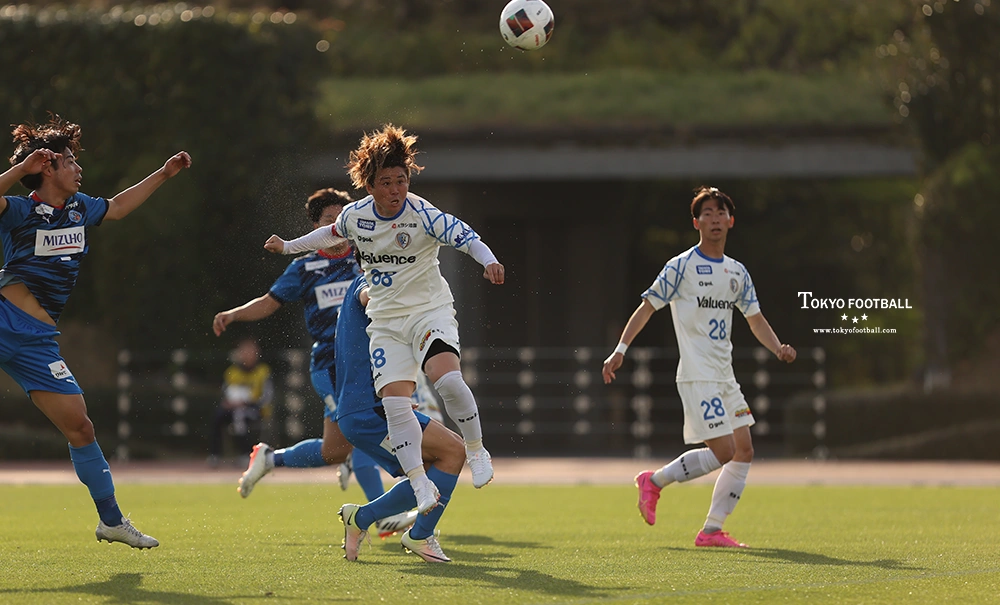 写真：ヘディングで先制ゴールを決める南葛のFW大前。