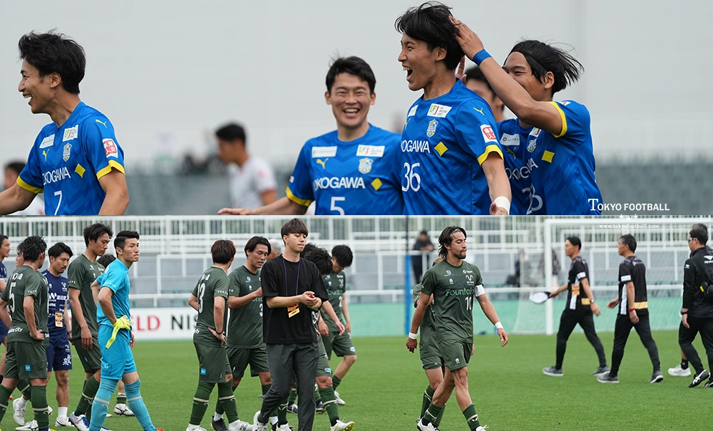 写真：先制ゴールを決めて喜ぶ武蔵野のFW新関。惜しくも敗れたエリース。