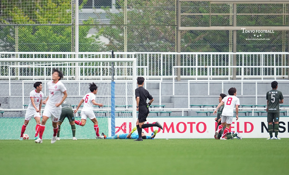 写真：終了間際に失点し、ピッチに倒れ込むエリースのGK大畑ら。