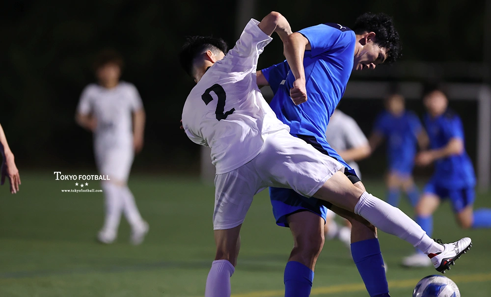 写真:前線でボールをおさめる東京Uプラスの上村。