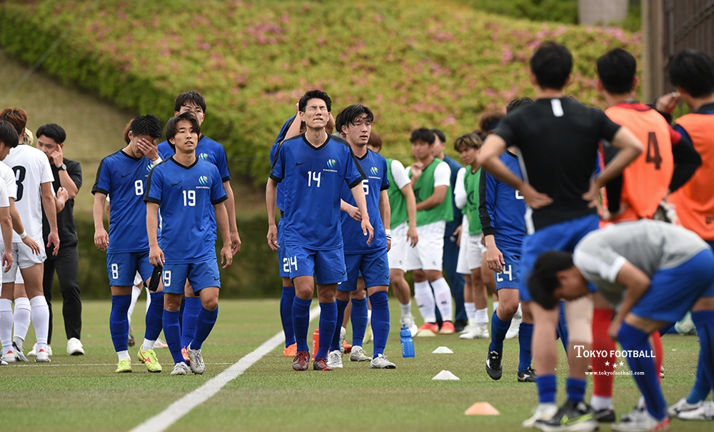 写真:接戦を落とし悔しい表情をみせる東京海上のイレブン。