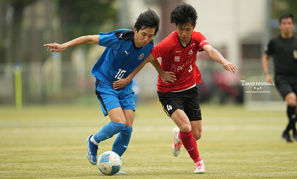 写真：中盤でぶつかる東京Uプラスの木村とBANDELIEの岸。