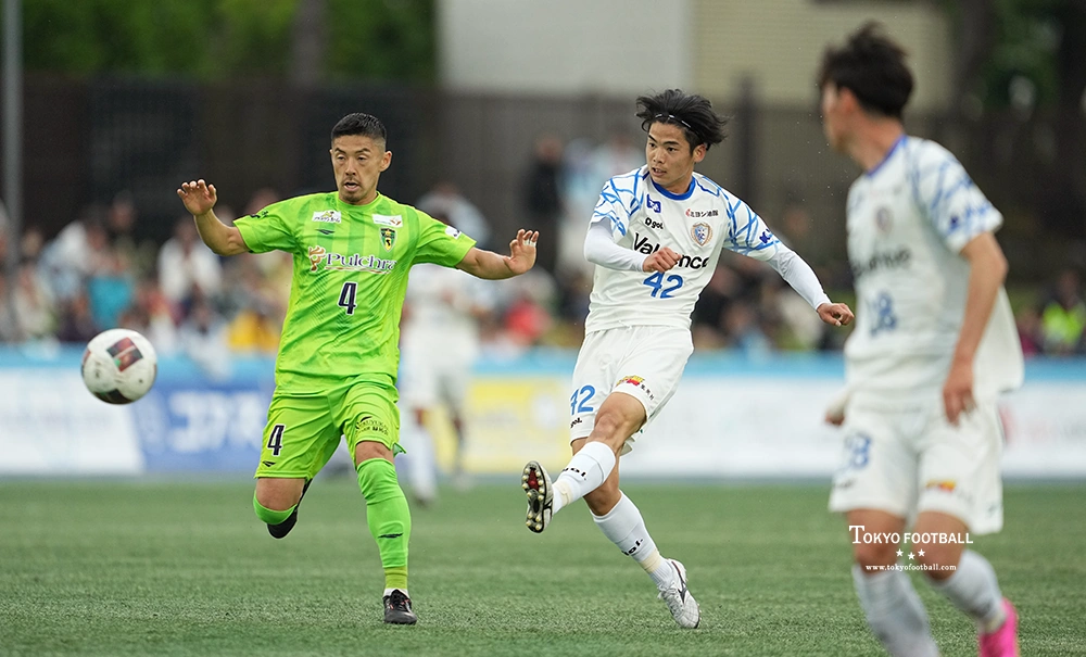 写真：終盤に逆転ゴールを狙うFW加藤