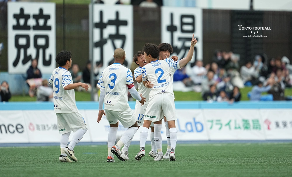 写真：後半にFKを決めて左手を突き上げて喜ぶ金田。