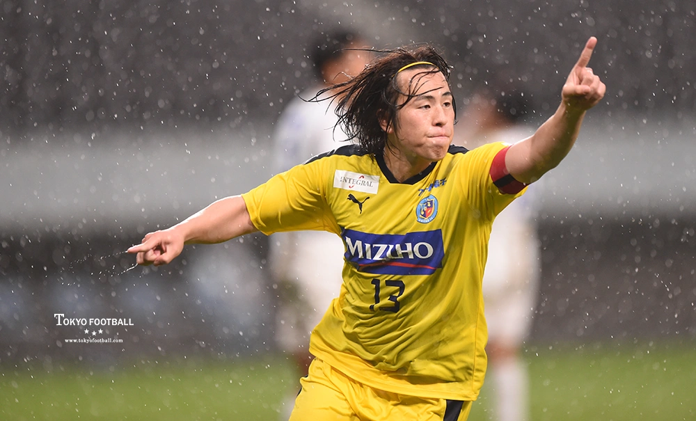 写真：後半に決勝点を奪って駆け出す東京Uの平松。