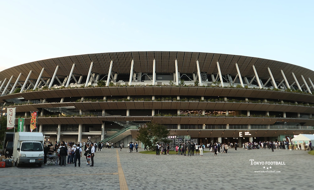 写真：平日の夜にもかかわらず国立競技場は多くの人で賑わった。