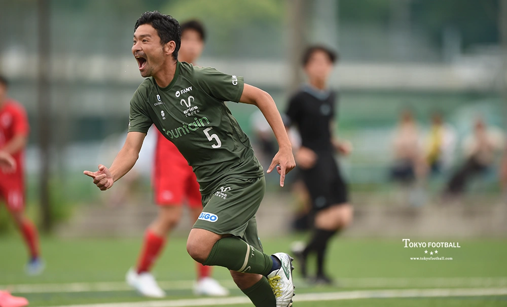 写真：後半に決勝点を決めて駆け出すエリースの村田。