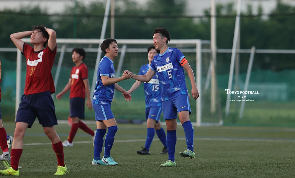 写真：プログレッソは丸山（右側）の決勝点でLLENOに勝利。