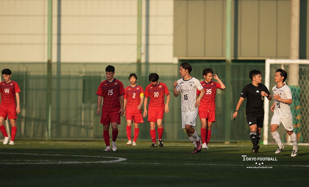 写真:前半に最初の失点を喫し肩を落とす養和のイレブン。